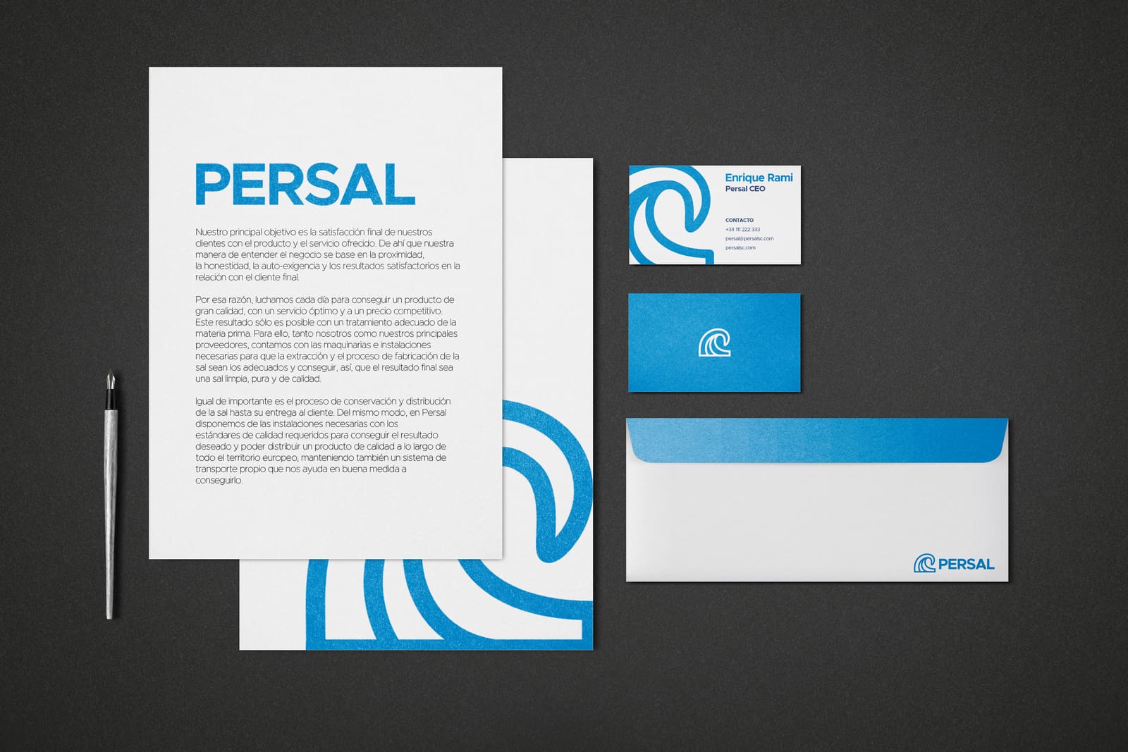 Identidad corporativa de Persal aplicada a papelería: carta, sobre y tarjetas
