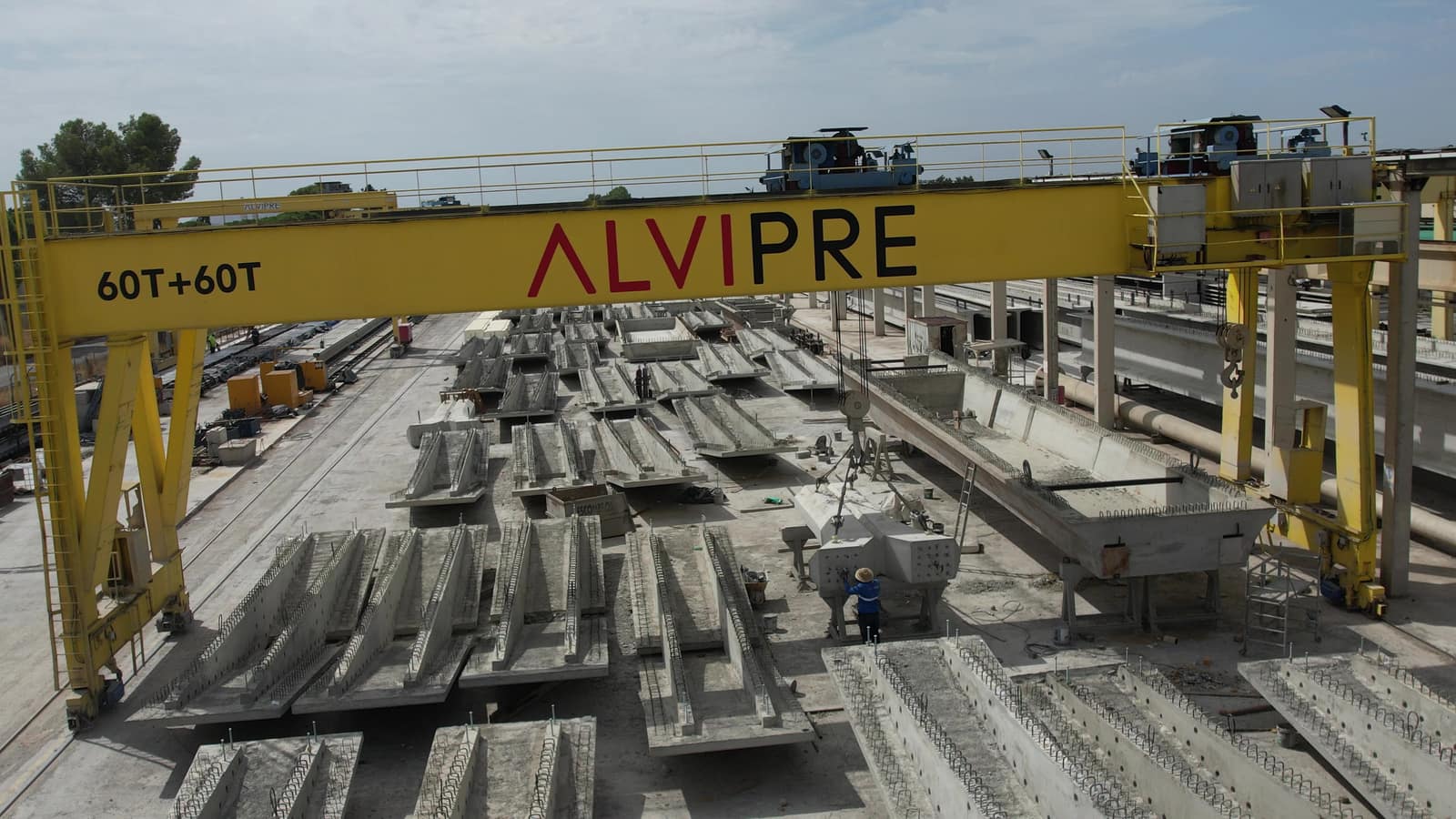 Grabación con dron del pórtico grúa de Alvipre, fábrica de prefabricados de hormigón