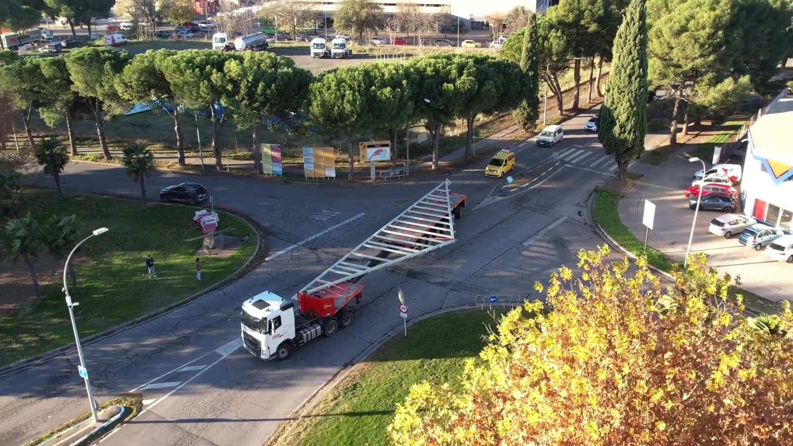 Grabación con dron del transporte de una cercha de 26 m en Monzón
