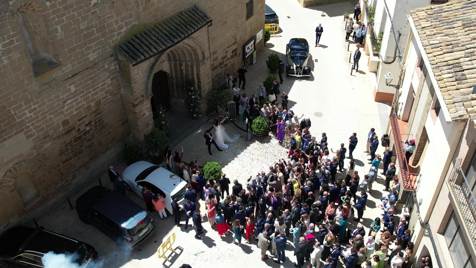 Grabación aérea con dron de un evento a la salida de una iglesia