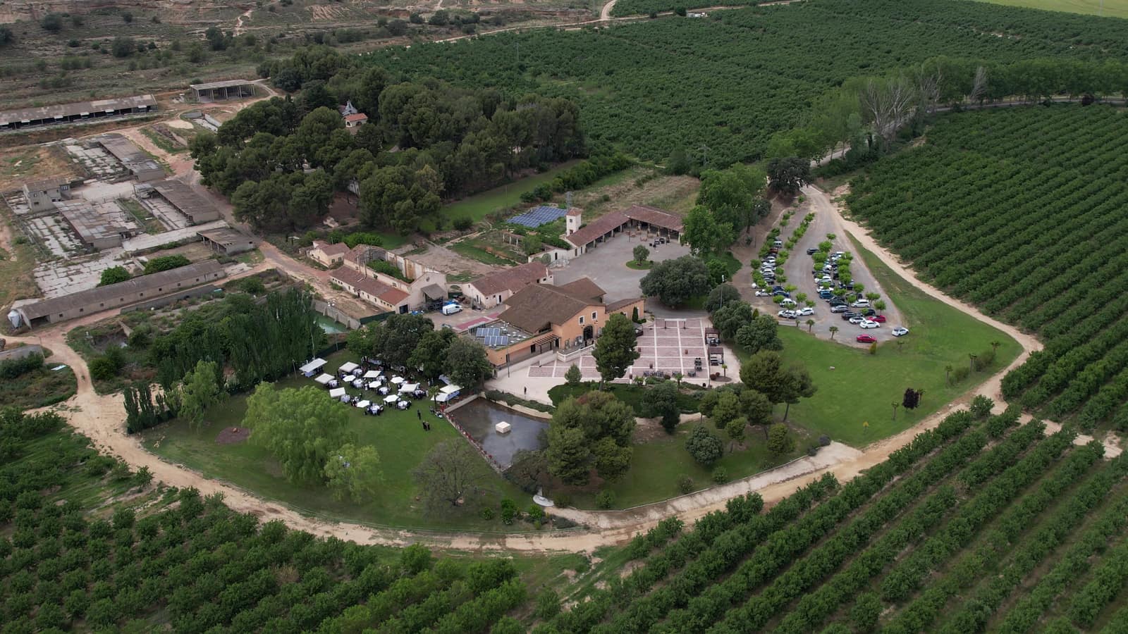 Vista aérea con dron de una finca rodeada de viñedos