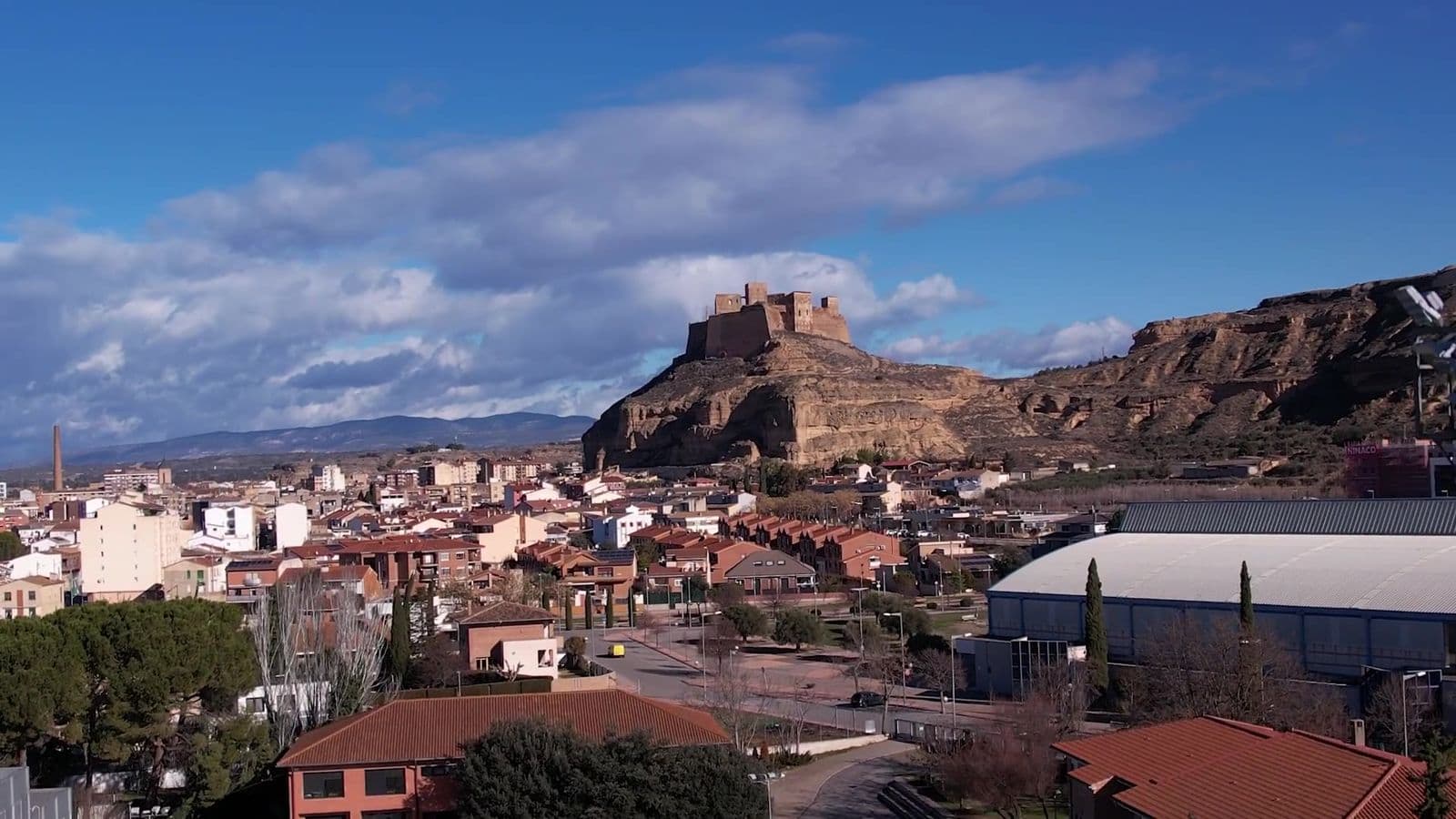 Vista aérea con dron de Monzón y su castillo (Huesca)