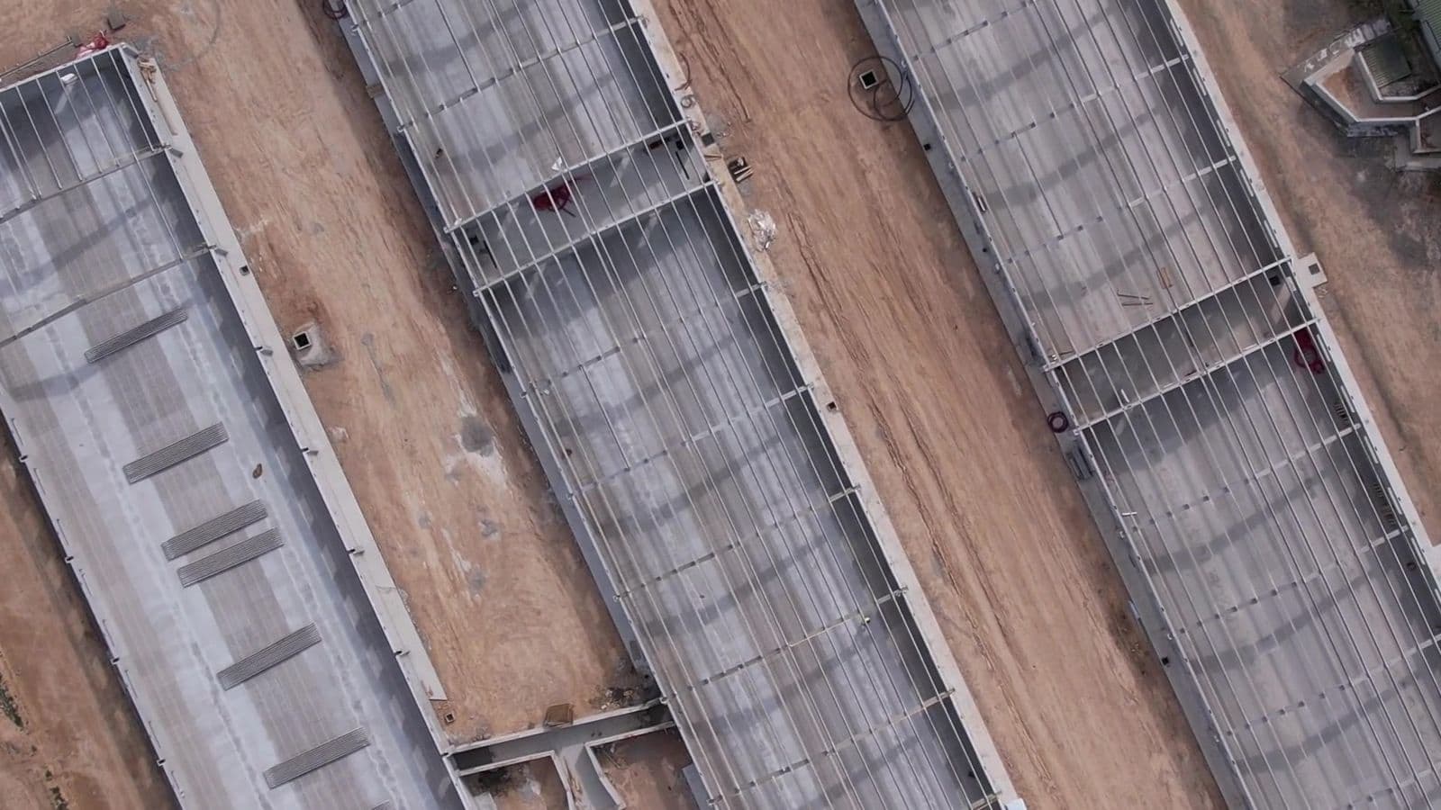 Plano cenital con dron de la estructura de naves industriales