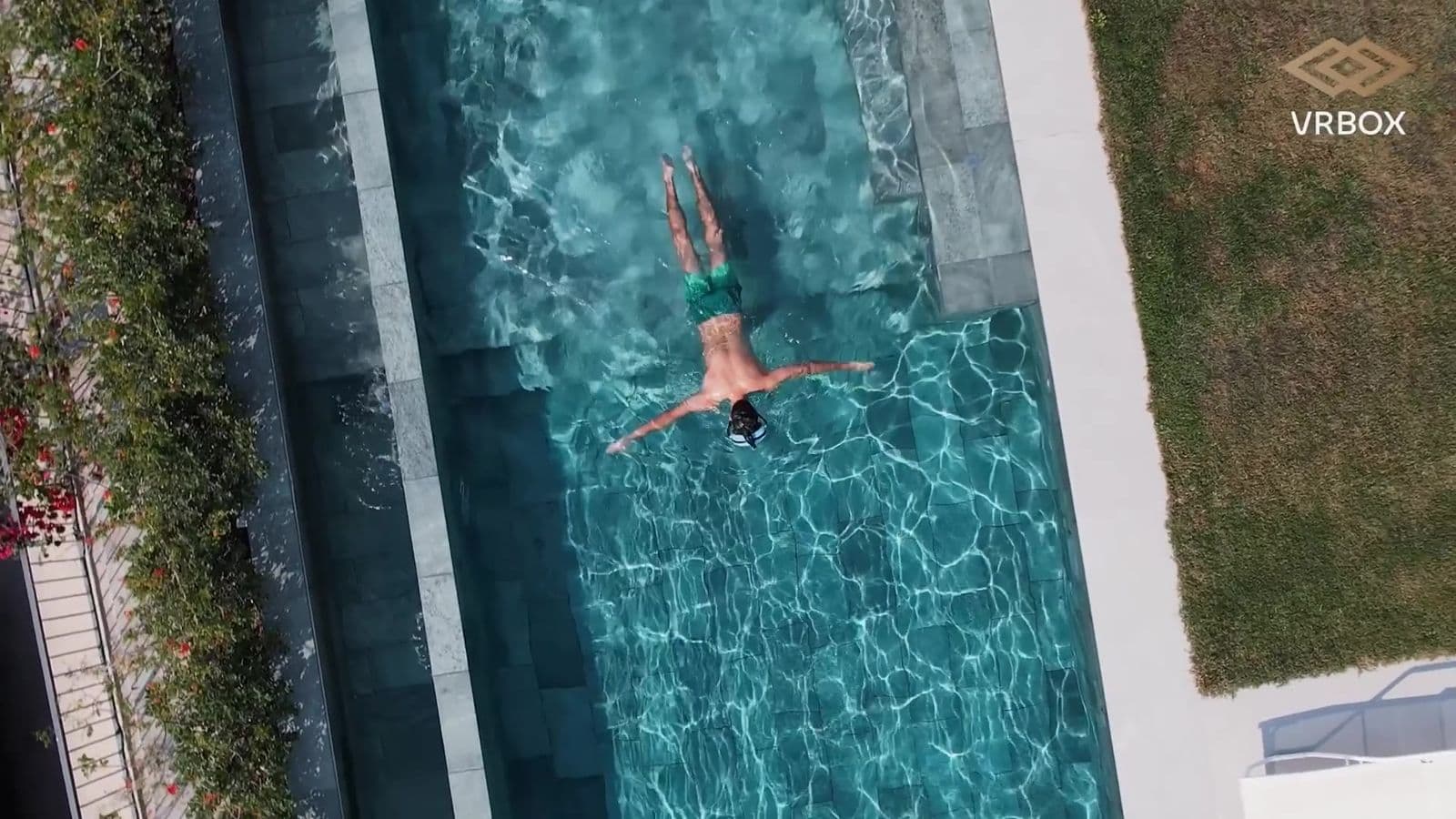 Plano cenital con dron de una piscina para un vídeo corporativo