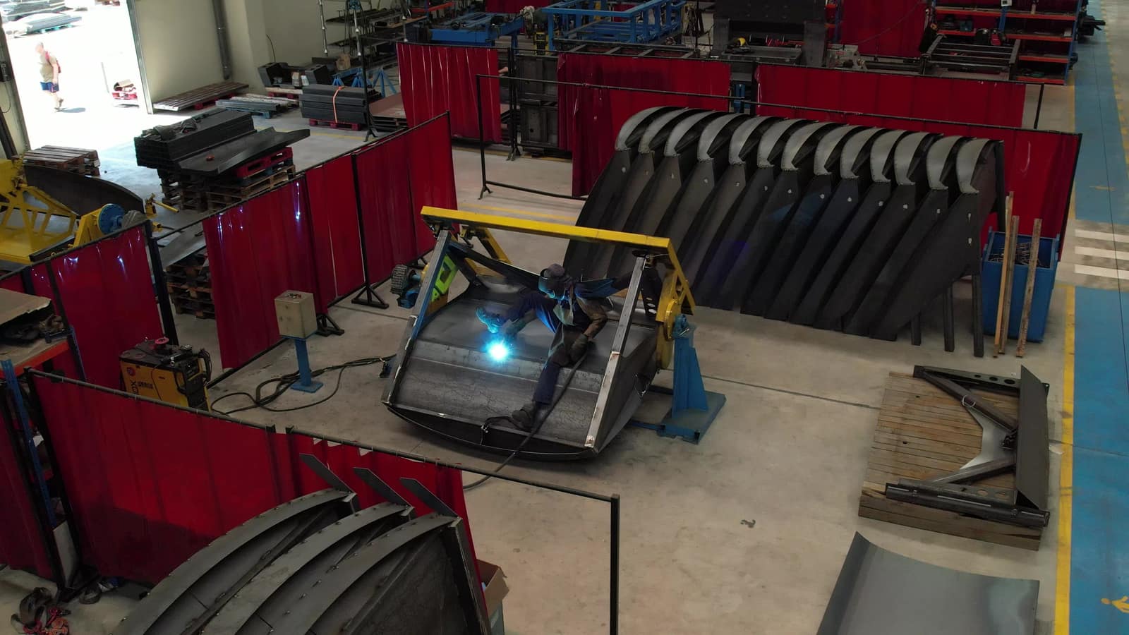Grabación con dron en el interior de un taller industrial de soldadura