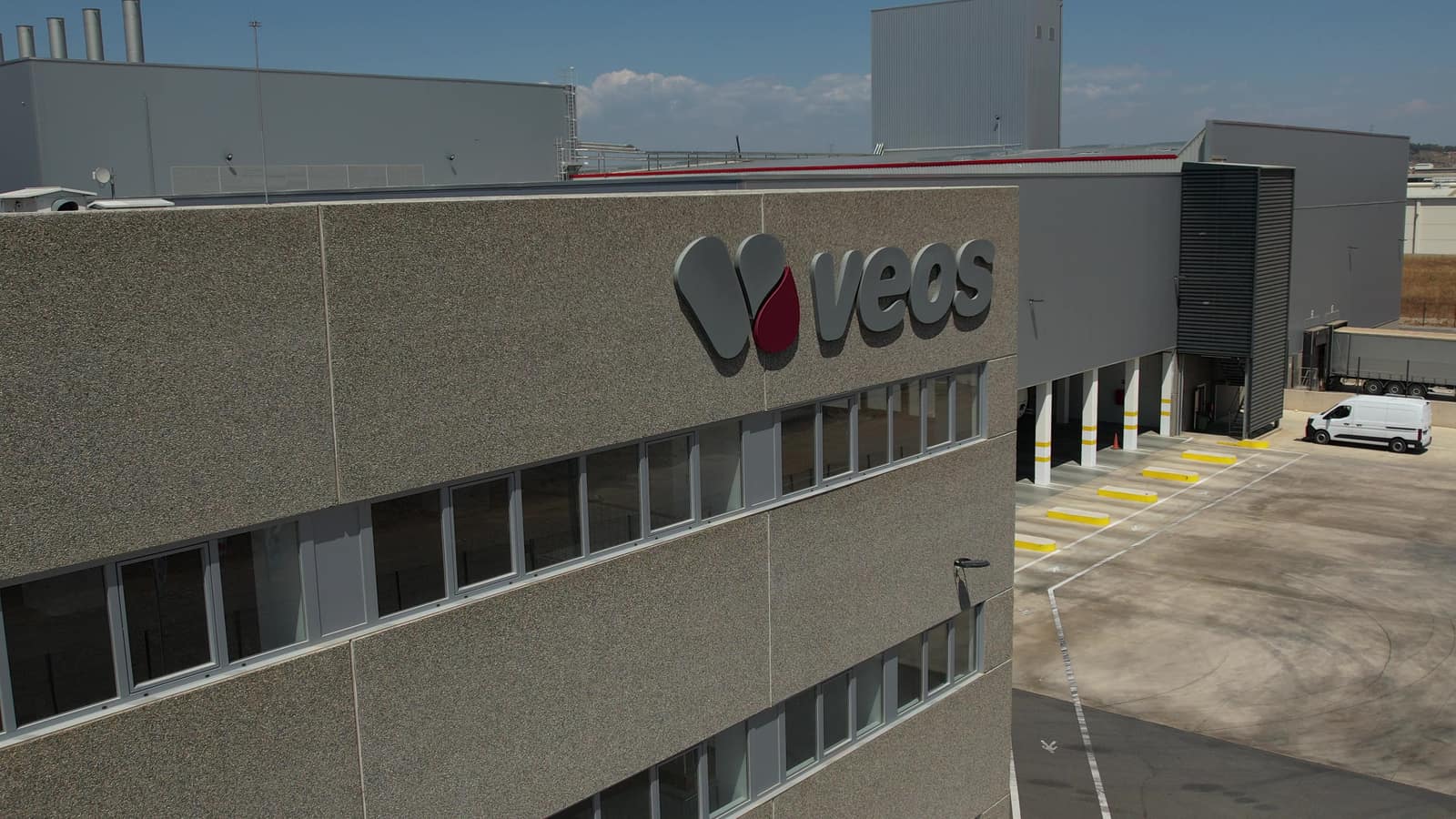 Vista aérea con dron de la sede corporativa de VEOS